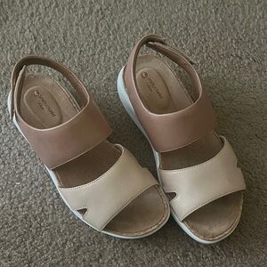 Clarks Women's Brown and Cream Sandals